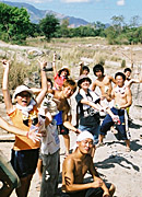 参加者や現地の人と親密な交流ができます